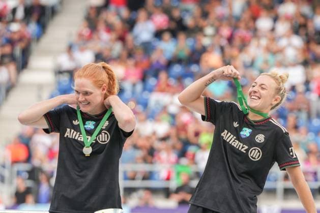 Google Pixel Supercup der Frauen, FC Bayern München vs VfL Wolfsburg, 30.08.2025 Carolin Simon (FC Bayern München, 30) die ihre Medaille zeigt Google Pixel Supercup der Frauen, FC Bayern München vs VfL Wolfsburg, BBBank Wildpark Karlsruhe, 30.08.2025 DFB DFL REGULATIONS PROHIBIT ANY USE OF PHOTOGRAPHS AS IMAGE SEQUENCES AND OR QUASI-VIDEO. Copyright: xBEAUTIFULxSPORTS Boscox