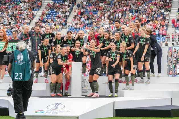 Google Pixel Supercup der Frauen, FC Bayern München vs VfL Wolfsburg, 30.08.2025 Die Mannschaft des FC Bayern München mit dem Pokal in der Hand Google Pixel Supercup der Frauen, FC Bayern München vs VfL Wolfsburg, BBBank Wildpark Karlsruhe, 30.08.2025 DFB DFL REGULATIONS PROHIBIT ANY USE OF PHOTOGRAPHS AS IMAGE SEQUENCES AND OR QUASI-VIDEO. Copyright: xBEAUTIFULxSPORTS Boscox