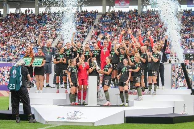Google Pixel Supercup der Frauen, FC Bayern München vs VfL Wolfsburg, 30.08.2025 Die Mannschaft des FC Bayern München mit dem Pokal in der Hand Google Pixel Supercup der Frauen, FC Bayern München vs VfL Wolfsburg, BBBank Wildpark Karlsruhe, 30.08.2025 DFB DFL REGULATIONS PROHIBIT ANY USE OF PHOTOGRAPHS AS IMAGE SEQUENCES AND OR QUASI-VIDEO. Copyright: xBEAUTIFULxSPORTS Boscox