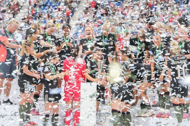 Google Pixel Supercup der Frauen, FC Bayern München vs VfL Wolfsburg, 30.08.2025 Die Mannschaft des FC Bayern München mit dem Pokal in der Hand Google Pixel Supercup der Frauen, FC Bayern München vs VfL Wolfsburg, BBBank Wildpark Karlsruhe, 30.08.2025 DFB DFL REGULATIONS PROHIBIT ANY USE OF PHOTOGRAPHS AS IMAGE SEQUENCES AND OR QUASI-VIDEO. Copyright: xBEAUTIFULxSPORTS Boscox