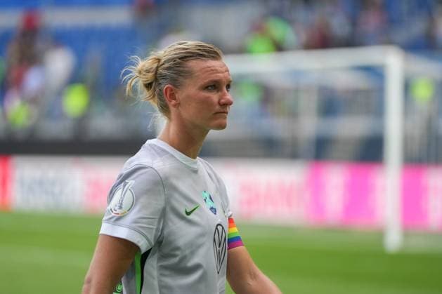 Google Pixel Supercup der Frauen, FC Bayern München vs VfL Wolfsburg, 30.08.2025 Alexandra Popp (VfL Wolfsburg, 11) nach dem Spiel Google Pixel Supercup der Frauen, FC Bayern München vs VfL Wolfsburg, BBBank Wildpark Karlsruhe, 30.08.2025 DFB DFL REGULATIONS PROHIBIT ANY USE OF PHOTOGRAPHS AS IMAGE SEQUENCES AND OR QUASI-VIDEO. Copyright: xBEAUTIFULxSPORTS Boscox