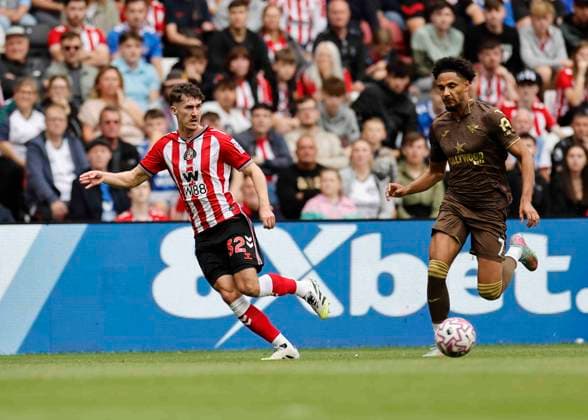 Sunderland v Brentford Premier League Trai Hume of Sunderland (left) and Kevin Schade of Brentford in action during the Premier League match at the Stadium Of Light, Sunderland UK Newspapers OUT Copyright: xFredxPalmerx FIL-22162-0099
