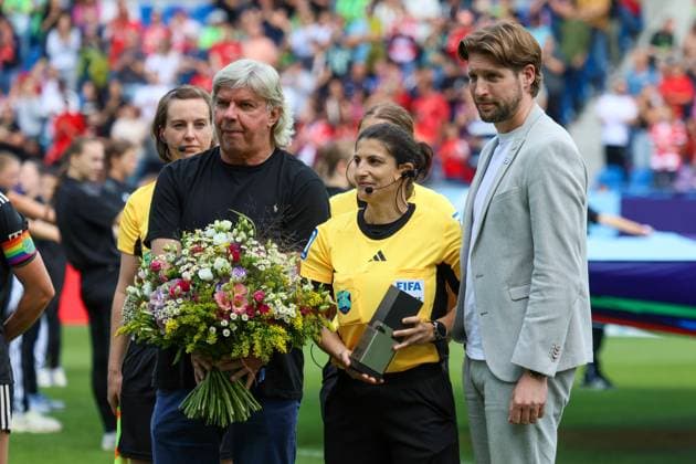 Karlsruhe, Deutschland 30. August 2025: DFB - Supercup - Frauen - 2025 2026 - FC Bayern München vs. VfL Wolfsburg Im Bild: v.li. die Zweite Schiedsrichterin Dr. Riem Hussein (Deutschland) wird zur Schiedsrichterin des Jahres geehrt DFB regulations prohibit any use of photographs as image sequences and or quasi-video BBBank Wildpark Baden Württemberg Copyright: xFotostandx xFantinix