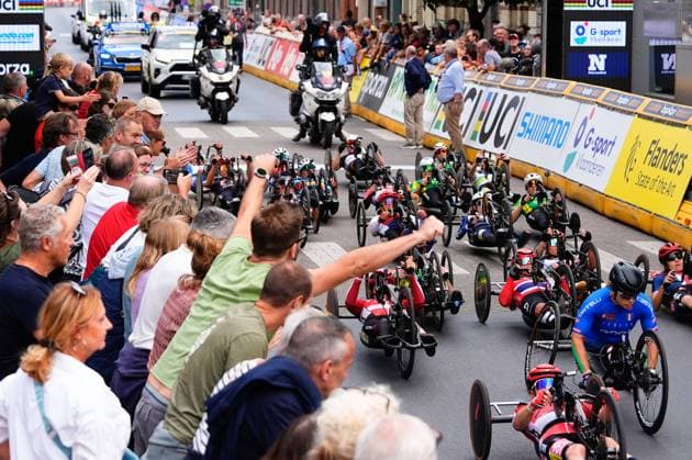 2025 UCI Para-cycling Road World Championships Picture by Olly Hassell SWpix.com - 30 08 2025 - Cycling - 2025 UCI Para-cycling Road World Championships - Ronse, Flanders, Belgium - Women H3-5 Road Race - Race Start Copyright: x xSWpix.comx(t axPhotographyxHubxLtd)xOllyxHassell SWpix.comx SWP-3069-1311