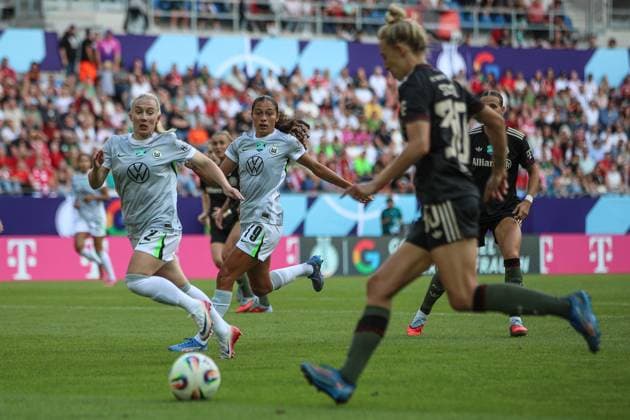Thea Bjelde (VfL Wolfsburg, 02) und Kessya Bussy (VfL Wolfsburg, 19) stellen Momoko Tanikawa (FC Bayern Muenchen, 30), GER, FC Bayern Muenchen vs. VfL Wolfsburg, Google Pixel Supercup der Frauen, Finale, 2025 2026, 30.08.2025, DFL REGULATIONS PROHIBIT ANY USE OF PHOTOGRAPHS AS IMAGE SEQUENCES AND OR QUASI-VIDEO, GER, FC Bayern Muenchen vs. VfL Wolfsburg, Google Pixel Supercup der Frauen, Finale, 2025 2026, 30.08.2025 Karlsruhe Copyright: xEibner-Pressefoto JanxPrihodax EP_JPA