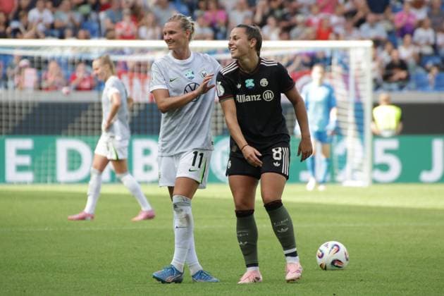 30.08.2025, xgrfx, Fussball DFB Supercup Frauen 2025, FC Bayern München - VfL Wolfsburg v.l. Alexandra Popp (VfL Wolfsburg), Lena Oberdorf (FC Bayern München) (DFL DFB REGULATIONS PROHIBIT ANY USE OF PHOTOGRAPHS as IMAGE SEQUENCES and or QUASI-VIDEO) Karlsruhe