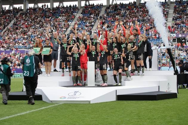 30.08.2025, xgrfx, Fussball DFB Supercup Frauen 2025, FC Bayern München - VfL Wolfsburg v.l. Der FC Bayern München gewinnt den DFB Supercup 2025. (FC Bayern München) (DFL DFB REGULATIONS PROHIBIT ANY USE OF PHOTOGRAPHS as IMAGE SEQUENCES and or QUASI-VIDEO) Karlsruhe