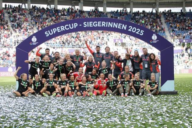 30.08.2025, xgrfx, Fussball DFB Supercup Frauen 2025, FC Bayern München - VfL Wolfsburg v.l. Der FC Bayern München gewinnt den DFB Supercup 2025. (FC Bayern München) (DFL DFB REGULATIONS PROHIBIT ANY USE OF PHOTOGRAPHS as IMAGE SEQUENCES and or QUASI-VIDEO) Karlsruhe