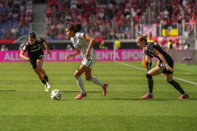 Google Pixel Supercup der Frauen, FC Bayern München vs VfL Wolfsburg, 30.08.2025 Cora Zicai (VfL Wolfsburg, 28) Google Pixel Supercup der Frauen, FC Bayern München vs VfL Wolfsburg, BBBank Wildpark Karlsruhe, 30.08.2025 DFB DFL REGULATIONS PROHIBIT ANY USE OF PHOTOGRAPHS AS IMAGE SEQUENCES AND OR QUASI-VIDEO. Copyright: xBEAUTIFULxSPORTS Boscox