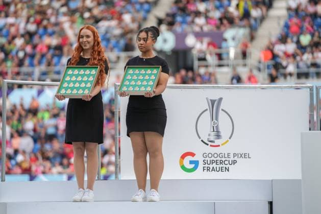 Google Pixel Supercup der Frauen, FC Bayern München vs VfL Wolfsburg, 30.08.2025 Die Medaillen des Supercups Google Pixel Supercup der Frauen, FC Bayern München vs VfL Wolfsburg, BBBank Wildpark Karlsruhe, 30.08.2025 DFB DFL REGULATIONS PROHIBIT ANY USE OF PHOTOGRAPHS AS IMAGE SEQUENCES AND OR QUASI-VIDEO. Copyright: xBEAUTIFULxSPORTS Boscox