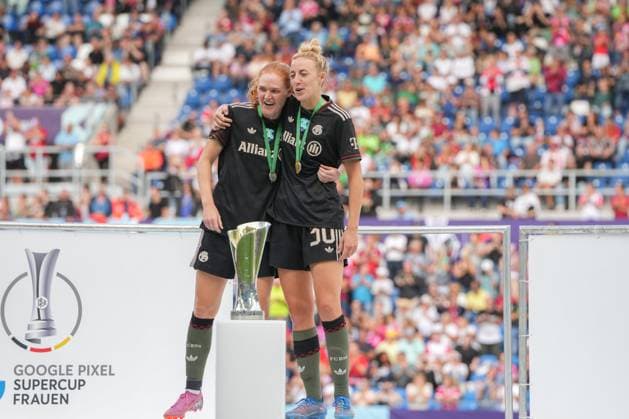 Google Pixel Supercup der Frauen, FC Bayern München vs VfL Wolfsburg, 30.08.2025 Stine Ballisager (FC Bayern München, 3) und Carolin Simon (FC Bayern München, 30) auf der Bühne mit den Medaillen Google Pixel Supercup der Frauen, FC Bayern München vs VfL Wolfsburg, BBBank Wildpark Karlsruhe, 30.08.2025 DFB DFL REGULATIONS PROHIBIT ANY USE OF PHOTOGRAPHS AS IMAGE SEQUENCES AND OR QUASI-VIDEO. Copyright: xBEAUTIFULxSPORTS Boscox