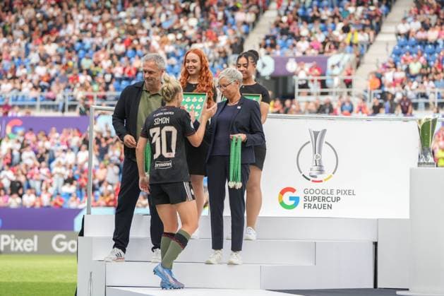 Google Pixel Supercup der Frauen, FC Bayern München vs VfL Wolfsburg, 30.08.2025 Carolin Simon (FC Bayern München, 30) die sich die Medaille abholt bei Sabine Mammitzsch (DFB-Vizepräsidentin für Frauen- und Mädchenfußball) Google Pixel Supercup der Frauen, FC Bayern München vs VfL Wolfsburg, BBBank Wildpark Karlsruhe, 30.08.2025 DFB DFL REGULATIONS PROHIBIT ANY USE OF PHOTOGRAPHS AS IMAGE SEQUENCES AND OR QUASI-VIDEO. Copyright: xBEAUTIFULxSPORTS Boscox