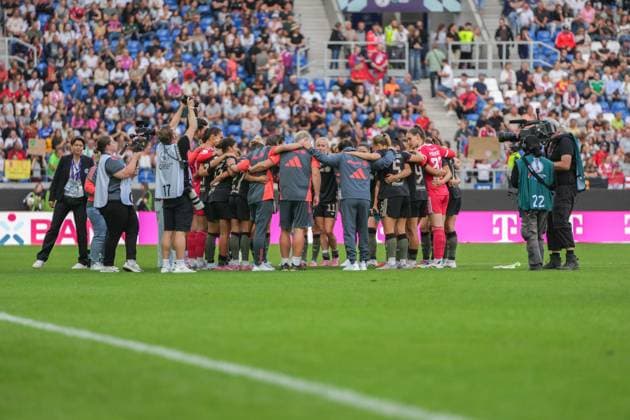 Google Pixel Supercup der Frauen, FC Bayern München vs VfL Wolfsburg, 30.08.2025 Die Gewinner des Supercups nach dem Spiel im Kreis Google Pixel Supercup der Frauen, FC Bayern München vs VfL Wolfsburg, BBBank Wildpark Karlsruhe, 30.08.2025 DFB DFL REGULATIONS PROHIBIT ANY USE OF PHOTOGRAPHS AS IMAGE SEQUENCES AND OR QUASI-VIDEO. Copyright: xBEAUTIFULxSPORTS Boscox