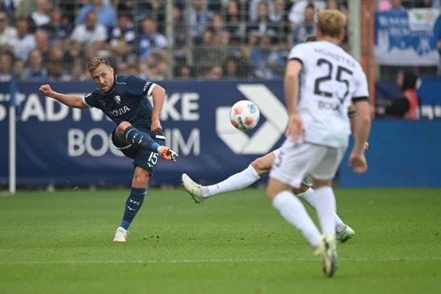 Felix PASSLACK (BO) gegen Luca BOLEY (MS) Aktion, Zweikampf, Fussball 2. Bundesliga, 4. Spieltag, matchday 4, VfL Bochum (BO) - SC Preussen Muenster (MS) 1-2 am 30.08.2025, Vonovia Ruhrstadion Bochum Deutschland. DFL regulations prohibit any use of photographs as image sequences and or quasi-video Â