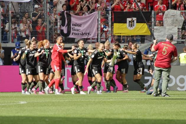 30.08.2025, xgrfx, Fussball DFB Supercup Frauen 2025, FC Bayern München - VfL Wolfsburg v.l. Der FC Bayern München gewinnt den DFB Supercup 2025. (FC Bayern München) (DFL DFB REGULATIONS PROHIBIT ANY USE OF PHOTOGRAPHS as IMAGE SEQUENCES and or QUASI-VIDEO) Karlsruhe