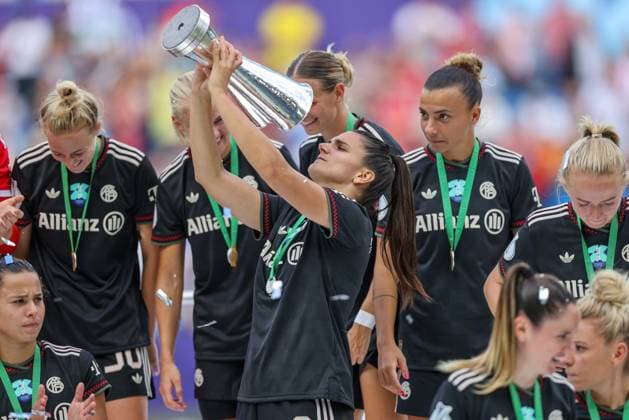 DEU, Karlsruhe, Bayern München vs VfL Wolfsburg, Google Pixel Supercup der Frauen, DFB, BBBank Wildpark, Finale, im Bild: FC Bayern München gewinnt den Supercup der Frauen gegen den VfL Wolfsburg mit 4:1, Jubel und Freude mit dem Pokal, Jovana Damnjanović (Bayern München 9) DFB DFL REGULATIONS PROHIBIT ANY USE OF PHOTOGRAPHS AS IMAGE SEQUENCES AND OR QUASI-VIDEO, 30.08.2025, Copyright: HMBxMedia HendrikxHamelau