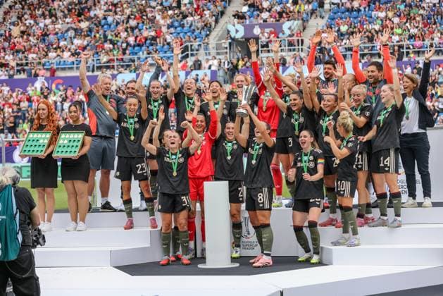 DEU, Karlsruhe, Bayern München vs VfL Wolfsburg, Google Pixel Supercup der Frauen, DFB, BBBank Wildpark, Finale, im Bild: FC Bayern München gewinnt den Supercup der Frauen gegen den VfL Wolfsburg mit 4:1, Jubel und Freude mit dem Pokal DFB DFL REGULATIONS PROHIBIT ANY USE OF PHOTOGRAPHS AS IMAGE SEQUENCES AND OR QUASI-VIDEO, 30.08.2025, Copyright: HMBxMedia HendrikxHamelau