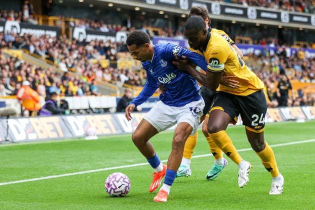 Wolverhampton Wanderers v Everton - Premier League Everton s Iliman Ndiaye and Wolverhampton Wanderers Toti Gomes battle for possession during the Premier League match between Wolverhampton Wanderers and Everton at Molineux in Wolverhampton, England, on August 30, 2025. Wolverhampton West Midlands United Kingdom  Copyright: xMIxNewsx originalFilename:fletcher-wolverha250830_np5zO.jpg