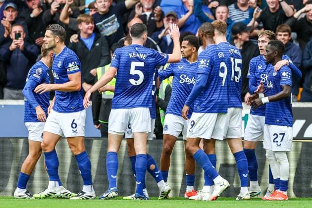 Wolverhampton Wanderers v Everton - Premier League Everton s Iliman Ndiaye (center) receives congratulations for the goal from teammates during the Premier League match between Wolverhampton Wanderers and Everton at Molineux in Wolverhampton, England, on August 30, 2025. Wolverhampton West Midlands United Kingdom  Copyright: xMIxNewsx originalFilename:fletcher-wolverha250830_npy6z.jpg