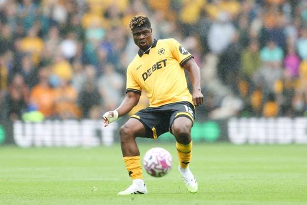 Wolverhampton, England, 30th August 2025. Emmanuel Agbadou of Wolverhampton Wanderers passes the ball during the Wolverhampton Wanderers vs Everton Premier League match at Molineux, Wolverhampton. Picture credit should read: Jessica Hornby Sportimage EDITORIAL USE ONLY. No use with unauthorised audio, video, data, fixture lists, club league logos or live services. Online in-match use limited to 120 images, no video emulation. No use in betting, games or single club league player publications. SPI_028_JH_WOLVES_EVERTON SPI-4096-0028