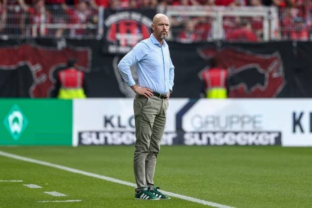 Erik ten Hag (Trainer, Bayer 04 Leverkusen), DIE DFL-RICHTLINIEN UNTERSAGEN JEGLICHE NUTZUNG VON FOTOS ALS SEQUENZBILDER UND ODER VIDEOA?HNLICHE FOTOSTRECKEN. DFL REGULATIONS PROHIBIT ANY USE OF PHOTOGRAPHS AS IMAGE SEQUENCES AND OR QUASI-VIDEO., 30.08.2025, Bremen (Deutschland), Fussball, Bundesliga, SV Werder Bremen - Bayer 04 Leverkusen
