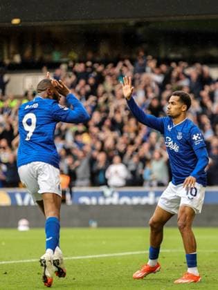 Iliman Ndiaye (10 Everton) celebrates scoring the second Everton goal during the Premier League football match between Wolverhampton Wanderers and Everton at Molineux stadium in Wolverhampton, England Copyright: xNataliexMincher SPPx Sportspressphoto_SPR18238