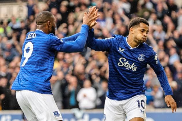 Iliman Ndiaye (10 Everton) celebrates scoring the second Everton goal during the Premier League football match between Wolverhampton Wanderers and Everton at Molineux stadium in Wolverhampton, England Copyright: xNataliexMincher SPPx Sportspressphoto_SPR18239