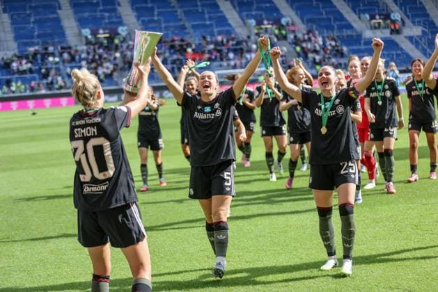 DEU, Karlsruhe, Bayern München vs VfL Wolfsburg, Google Pixel Supercup der Frauen, DFB, BBBank Wildpark, Finale, im Bild: FC Bayern München gewinnt den Supercup der Frauen gegen den VfL Wolfsburg mit 4:1, Jubel und Freude mit dem Pokal DFB DFL REGULATIONS PROHIBIT ANY USE OF PHOTOGRAPHS AS IMAGE SEQUENCES AND OR QUASI-VIDEO, 30.08.2025, Copyright: HMBxMedia HendrikxHamelau