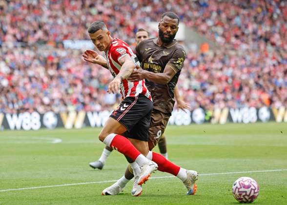 Sunderland v Brentford Premier League Granit Xhaka of Sunderland (left) is tackled by Igor Thiago of Brentford during the Premier League match at the Stadium Of Light, Sunderland UK Newspapers OUT Copyright: xFredxPalmerx FIL-22162-0104