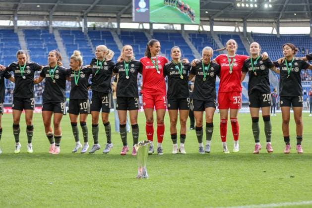 DEU, Karlsruhe, Bayern München vs VfL Wolfsburg, Google Pixel Supercup der Frauen, DFB, BBBank Wildpark, Finale, im Bild: FC Bayern München gewinnt den Supercup der Frauen gegen den VfL Wolfsburg mit 4:1, Jubel und Freude mit dem Pokal DFB DFL REGULATIONS PROHIBIT ANY USE OF PHOTOGRAPHS AS IMAGE SEQUENCES AND OR QUASI-VIDEO, 30.08.2025, Copyright: HMBxMedia HendrikxHamelau