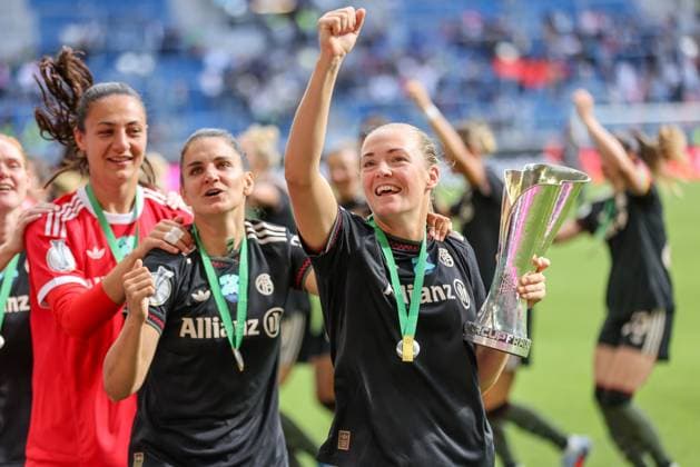 DEU, Karlsruhe, Bayern München vs VfL Wolfsburg, Google Pixel Supercup der Frauen, DFB, BBBank Wildpark, Finale, im Bild: FC Bayern München gewinnt den Supercup der Frauen gegen den VfL Wolfsburg mit 4:1, Jubel und Freude mit dem Pokal, Magdalena Eriksson (Bayern München 5) DFB DFL REGULATIONS PROHIBIT ANY USE OF PHOTOGRAPHS AS IMAGE SEQUENCES AND OR QUASI-VIDEO, 30.08.2025, Copyright: HMBxMedia HendrikxHamelau