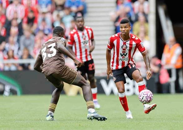 Sunderland v Brentford Premier League Michael Kayode of Brentford (left) and Reinildo Mandava of Sunderland in action during the Premier League match at the Stadium Of Light, Sunderland UK Newspapers OUT Copyright: xFredxPalmerx FIL-22162-0113