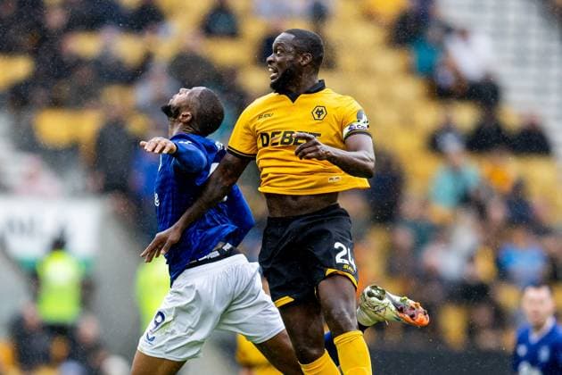 Wolverhampton Wanderers v Everton Premier League 30 08 2025. Wolverhampton Wanderers defender Toti Gomes (24) battles for header with Everton forward Beto (9) during the Premier League match between Wolverhampton Wanderers and Everton at Molineux, Wolverhampton, England on 30 August 2025. Wolverhampton Molineux West Midlands England Editorial use only DataCo restrictions apply See www.football-dataco.com , Copyright: xManjitxNarotrax PSI-22723-0002