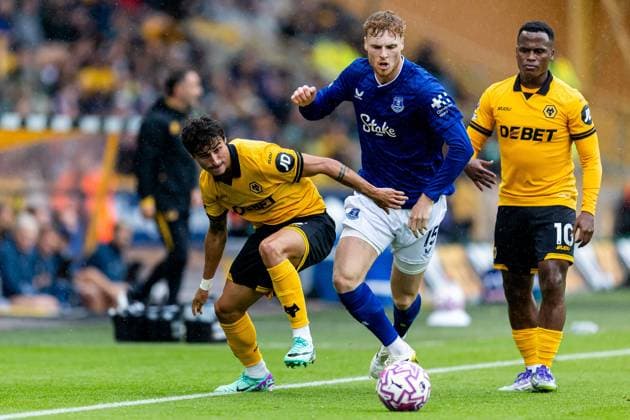 Wolverhampton Wanderers v Everton Premier League 30 08 2025. Everton defender Jake O Brien (15) battles for possession with Wolverhampton Wanderers defender Hugo Bueno (3) during the Premier League match between Wolverhampton Wanderers and Everton at Molineux, Wolverhampton, England on 30 August 2025. Wolverhampton Molineux West Midlands England Editorial use only DataCo restrictions apply See www.football-dataco.com , Copyright: xManjitxNarotrax PSI-22723-0003