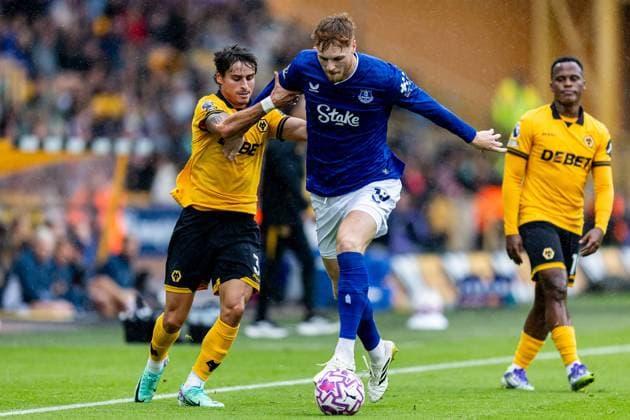 Wolverhampton Wanderers v Everton Premier League 30 08 2025. Everton defender Jake O Brien (15) battles for possession during the Premier League match between Wolverhampton Wanderers and Everton at Molineux, Wolverhampton, England on 30 August 2025. Wolverhampton Molineux West Midlands England Editorial use only DataCo restrictions apply See www.football-dataco.com , Copyright: xManjitxNarotrax PSI-22723-0004