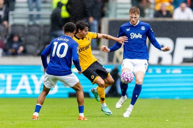 Wolverhampton Wanderers v Everton Premier League 30 08 2025. Wolverhampton Wanderers defender Hugo Bueno (3) battles for possession during the Premier League match between Wolverhampton Wanderers and Everton at Molineux, Wolverhampton, England on 30 August 2025. Wolverhampton Molineux West Midlands England Editorial use only DataCo restrictions apply See www.football-dataco.com , Copyright: xManjitxNarotrax PSI-22723-0008
