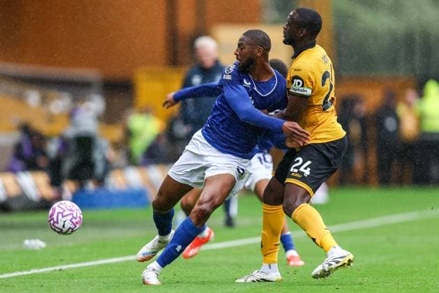 Wolverhampton Wanderers v Everton - Premier League Everton s Beto and Wolverhampton Wanderers Toti Gomes battle to keep the ball in play during the Premier League match between Wolverhampton Wanderers and Everton at Molineux in Wolverhampton, England, on August 30, 2025. Wolverhampton West Midlands United Kingdom  Copyright: xMIxNewsx originalFilename:fletcher-wolverha250830_np8CK.jpg