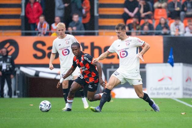 FOOTBALL : Lorient vs Lille - Ligue 1 - 30 08 2025 Dermane Karim ( 29 - FC Lorient ) and Thomas Meunier ( 12 - Lille ) during the Ligue 1 match between FC Lorient and Lille OSC at Stade Yves Allainmat on August 30, 2025 in Lorient, France. ( Photo by Federico Pestellini PsnewZ ) - LorientFrance  Copyright: xFedericoxPestellinix