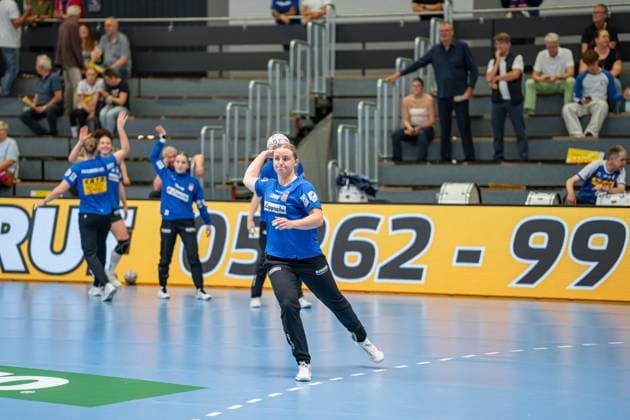 HSG Blomberg-Lippe (GER) vs. Buxtehuder SV (GER), Handball, 1. Handball Bundesliga Frauen, 1. Spieltag, 30.08.2025, Blomberg Maxi Muehlner (HSG Blomberg-Lippe, 10) beim Aufwaermen Blomberg Sporthalle an der Ulmenallee Deutschland