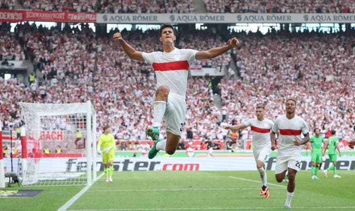 Stuttgart , Bundesliga Fußball VfB Stuttgart vs. Borussia Mönchengladbach , Jubel Chema Andres ( vfB ) nach seinem Tor zum 1 : 0 Gemäß den Vorgaben der DFL Deutschen Fußball Liga ist es untersagt, in dem Stadion und oder vom Spiel angefertigte Fotoaufnahmen in Form von Sequenzbildern und oder videoähnlichen Fotostrecken zu verwerten bzw. verwerten zu lassen.