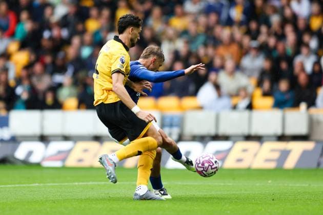Wolverhampton, England, 30th August 2025. Kieran Dewsbury-Hall of Everton scores his team™s third goal during the Wolverhampton Wanderers vs Everton Premier League match at Molineux, Wolverhampton. Picture credit should read: Jessica Hornby Sportimage EDITORIAL USE ONLY. No use with unauthorised audio, video, data, fixture lists, club league logos or live services. Online in-match use limited to 120 images, no video emulation. No use in betting, games or single club league player publications. SPI_033_JH_WOLVES_EVERTON SPI-4096-0033