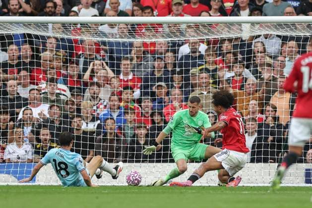 Manchester United, ManU FC v Burnley FC, English Premier League Manchester United forward Joshua Zirkzee (11) shot at goal during the Manchester United FC v Burnley FC English Premier League match at Old Trafford, Manchester, England, United Kingdom on 30 August 2025 Credit: Phil Duncan Every Second Media Editorial use only. All images are copyright Every Second Media Limited. No images may be reproduced without prior permission. All rights reserved. Premier League and Football League images are subject to licensing agreements with Football DataCo Limited. see https: www.football-dataco.com Copyright: xIMAGO EveryxSecondxMediax ESM-1572-0084 PhilxDuncanx xEveryxSecondxMediax