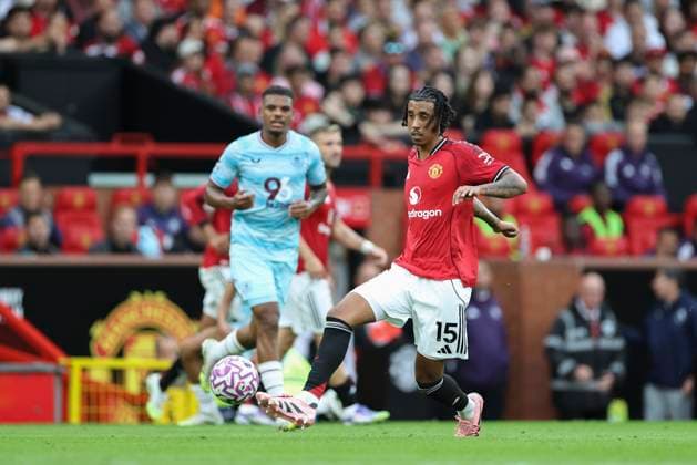 Manchester United, ManU FC v Burnley FC, English Premier League Manchester United defender Leny Yoro (15) during the Manchester United FC v Burnley FC English Premier League match at Old Trafford, Manchester, England, United Kingdom on 30 August 2025 Credit: Phil Duncan Every Second Media Editorial use only. All images are copyright Every Second Media Limited. No images may be reproduced without prior permission. All rights reserved. Premier League and Football League images are subject to licensing agreements with Football DataCo Limited. see https: www.football-dataco.com Copyright: xIMAGO EveryxSecondxMediax ESM-1572-0088 PhilxDuncanx xEveryxSecondxMediax