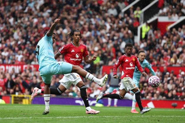 Premier League Manchester United, ManU v Burnley Lyle Foster of Burnly scores to make it 1-1 during the Premier League match Manchester United vs Burnley at Old Trafford, Manchester, United Kingdom, 30th August 2025 (Photo by Mark Cosgrove News Images) Manchester Old Trafford Greater Manchester United Kingdom Copyright: xMarkxCosgrove NewsxImagesx