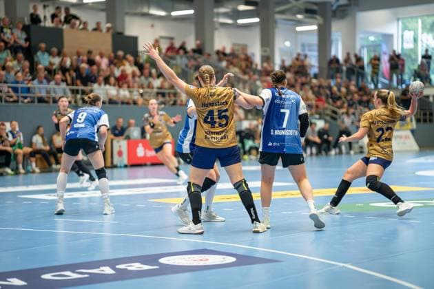 HSG Blomberg-Lippe (GER) vs. Buxtehuder SV (GER), Handball, 1. Handball Bundesliga Frauen, 1. Spieltag, 30.08.2025, Blomberg Jolina Huhnstock (Buxtehuder SV, 45) wird von Diana Magnusdottir (HSG Blomberg-Lippe, 07) verteidigt Blomberg Sporthalle an der Ulmenallee Deutschland