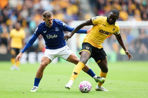 Wolverhampton, England, 30th August 2025. Toti of Wolverhampton Wanderers is challenged by Kieran Dewsbury-Hall of Everton during the Wolverhampton Wanderers vs Everton Premier League match at Molineux, Wolverhampton. Picture credit should read: Jessica Hornby Sportimage EDITORIAL USE ONLY. No use with unauthorised audio, video, data, fixture lists, club league logos or live services. Online in-match use limited to 120 images, no video emulation. No use in betting, games or single club league player publications. SPI_035_JH_WOLVES_EVERTON SPI-4096-0035