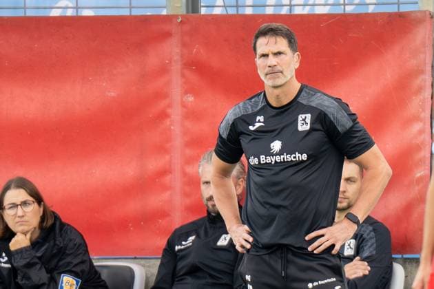 Cheftrainer Patrick Gloeckner (TSV 1860 Muenchen) mit kritischem Blick, die Hanede in die Hufte gestellt, TSV 1860 Muenchen vs. VfB Stuttgart II, 3. Liga, 4. Spieltag, 30.08.2025 DFB regulations prohibit any use of photographs as image sequences and or quasi-video Muenchen Bayern Deutschland