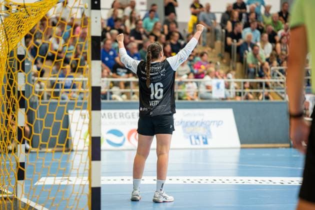 HSG Blomberg-Lippe (GER) vs. Buxtehuder SV (GER), Handball, 1. Handball Bundesliga Frauen, 1. Spieltag, 30.08.2025, Blomberg Melanie Veith (HSG Blomberg-Lippe, 16) jubelt nach einer Parade Blomberg Sporthalle an der Ulmenallee Deutschland