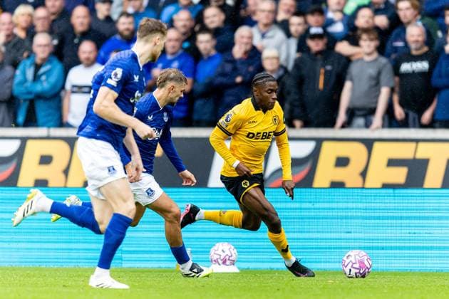 Wolverhampton Wanderers v Everton Premier League 30 08 2025. Wolverhampton Wanderers midfielder Jean-Ricner Bellegarde (27) runs forward during the Premier League match between Wolverhampton Wanderers and Everton at Molineux, Wolverhampton, England on 30 August 2025. Wolverhampton Molineux West Midlands England Editorial use only DataCo restrictions apply See www.football-dataco.com , Copyright: xManjitxNarotrax PSI-22723-0014