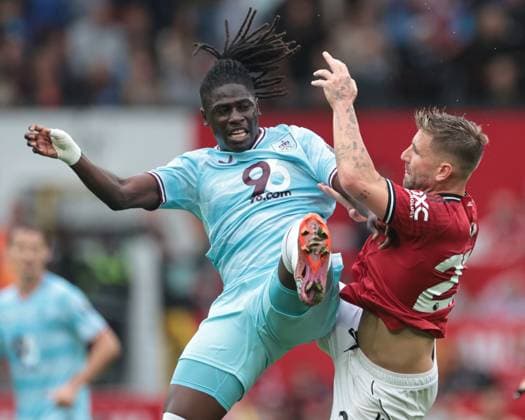 Premier League Manchester United, ManU v Burnley Loum Tchaouna of Burnley and Luke Shaw of Manchester United battle for the ball during the Premier League match Manchester United vs Burnley at Old Trafford, Manchester, United Kingdom, 30th August 2025 (Photo by Mark Cosgrove News Images) Manchester Old Trafford Greater Manchester United Kingdom Copyright: xMarkxCosgrove NewsxImagesx